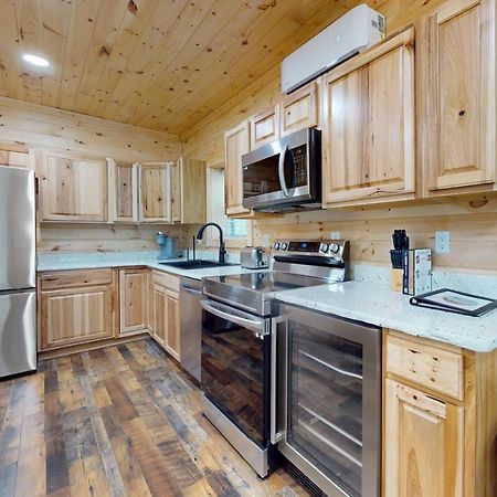 Вилла Whiskey Barrel Retreat Севьервилл Экстерьер фото