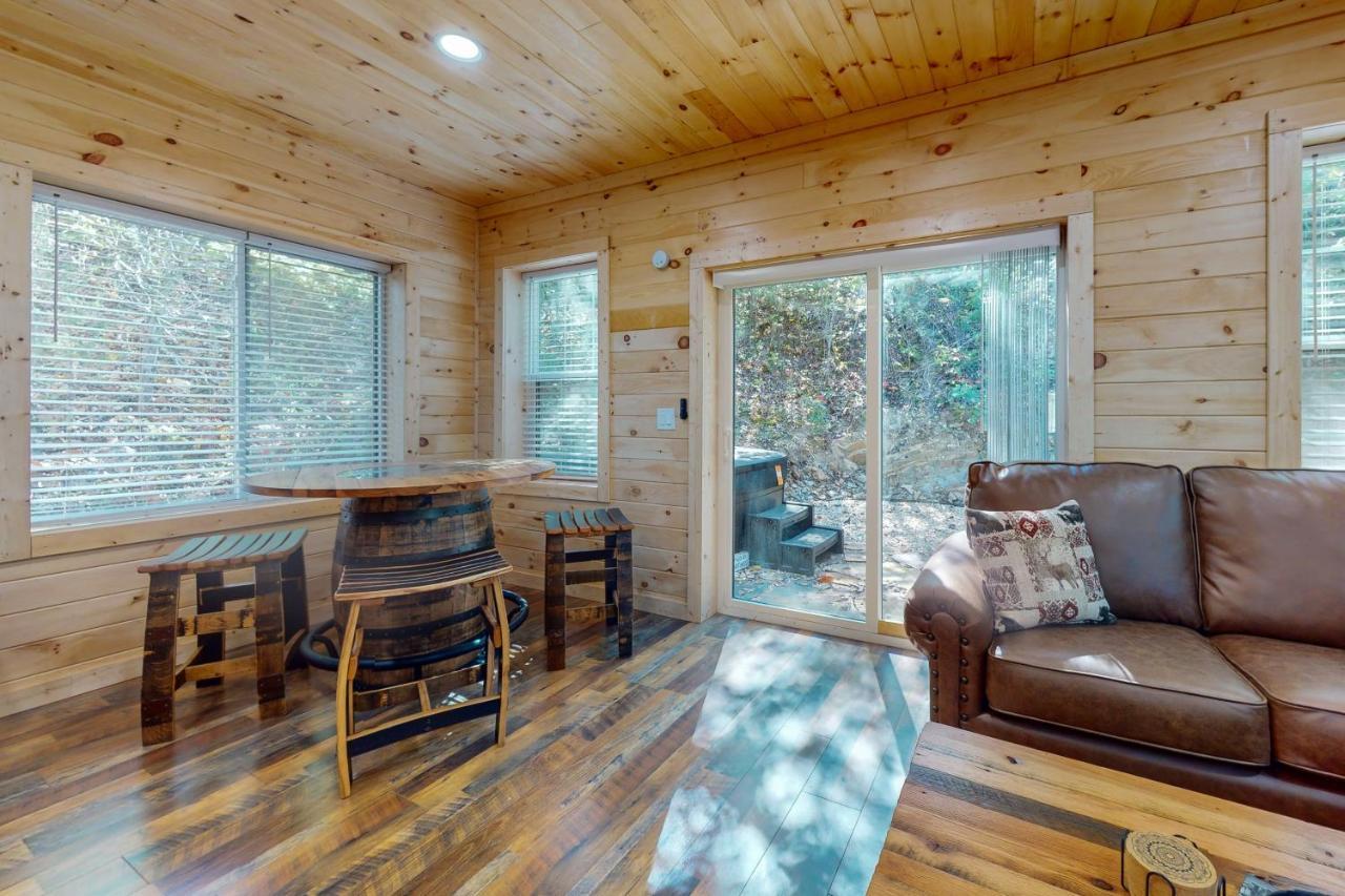 Вилла Whiskey Barrel Retreat Севьервилл Экстерьер фото